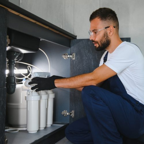 Plumber,Change,The,Water,Filter.